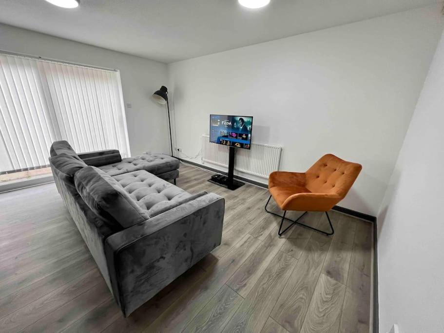 3 Bedroom House With Parking แมนเชสเตอร์ ภายนอก รูปภาพ