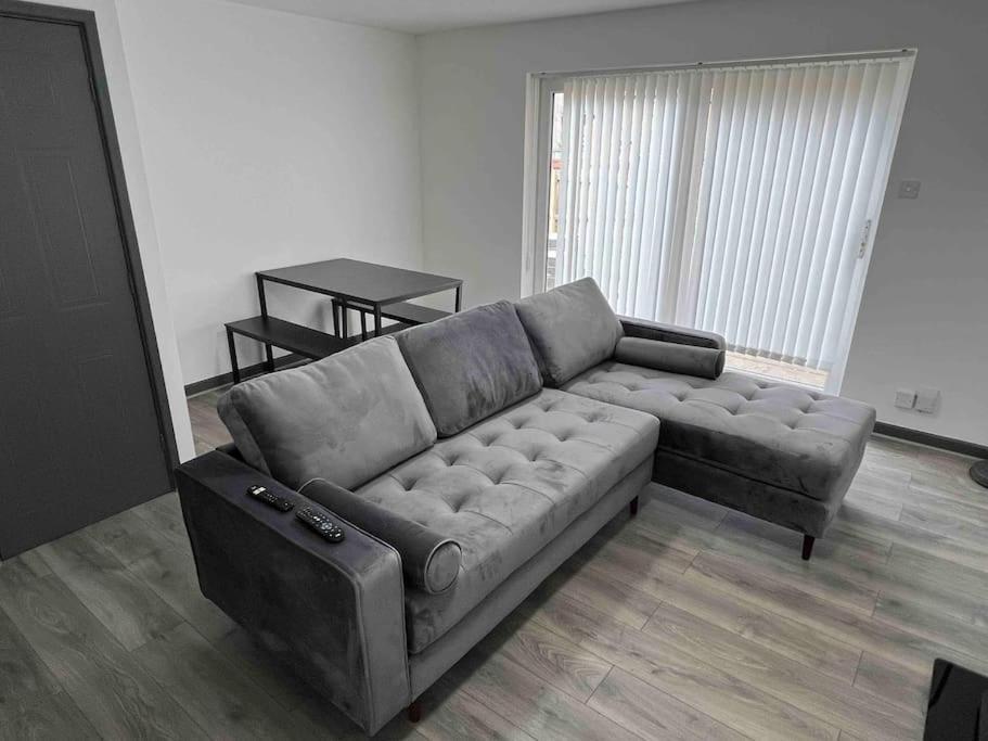 3 Bedroom House With Parking แมนเชสเตอร์ ภายนอก รูปภาพ